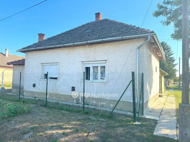 Eladó családi ház, Abádszalókban 25 M Ft, 2 szobás
