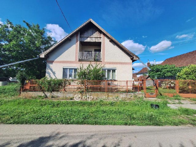 Eladó családi ház, Füzesgyarmaton 25 M Ft, 3 szobás