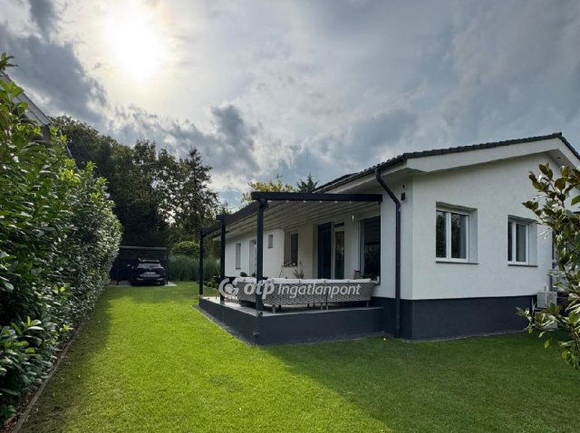 Eladó családi ház, Balatonföldváron 247 M Ft, 6 szobás