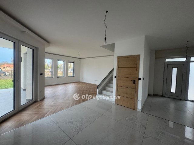 Eladó sorház, Velencén 198 M Ft, 5 szobás / költözzbe.hu