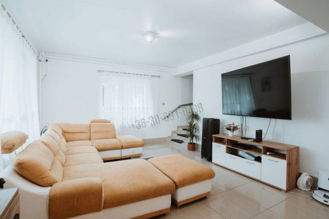 Eladó családi ház, Gödöllőn 220 M Ft, 14 szobás