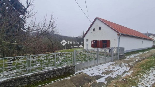 Eladó családi ház, Závodon 30.5 M Ft, 3 szobás