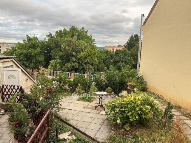 Eladó családi ház, Pécsett 179 M Ft, 7+2 szobás