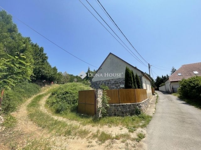 Eladó családi ház, Pécsett 89 M Ft, 2 szobás