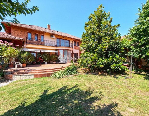 Eladó családi ház, Békéscsabán 200 M Ft, 9 szobás