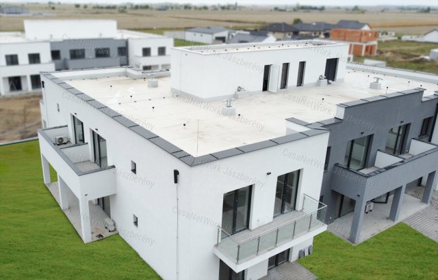 Eladó téglalakás, Jászberényben 55.575 M Ft, 1 szobás