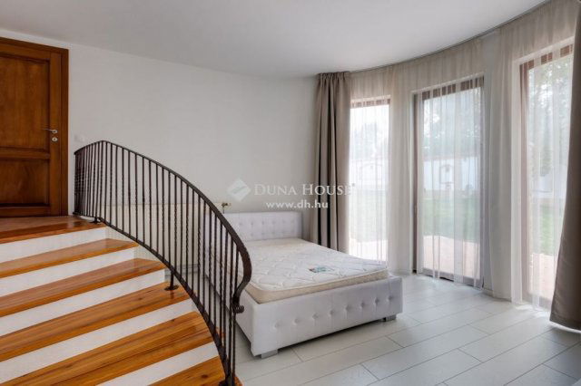 Eladó családi ház, Gödön 776 M Ft, 8+1 szobás