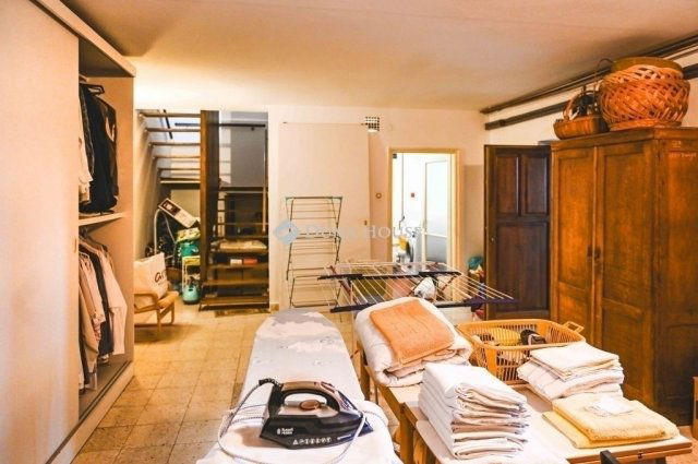 Eladó családi ház, Pécsett 170 M Ft, 7 szobás