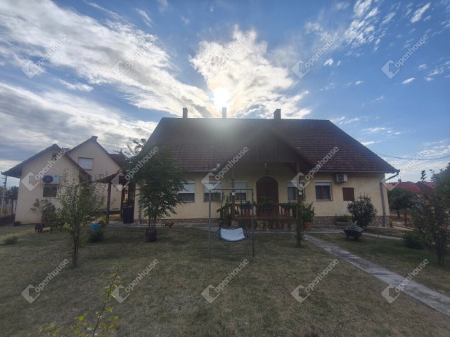 Eladó családi ház, Segesden 69.9 M Ft, 8 szobás