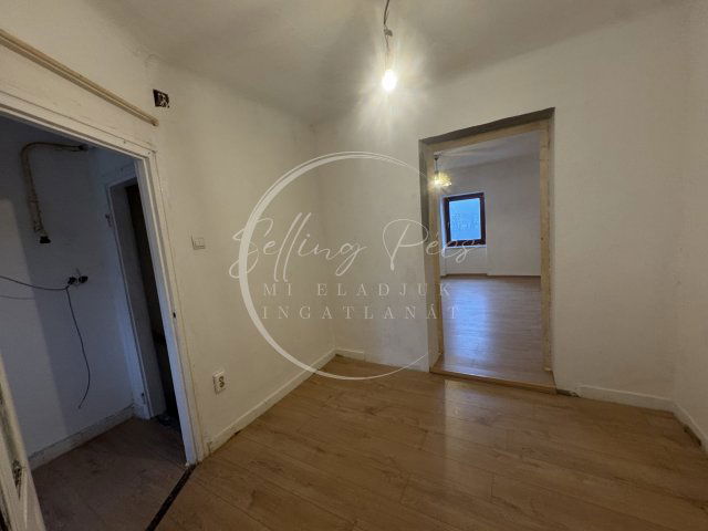 Eladó téglalakás, Pécsett 7.3 M Ft, 2 szobás