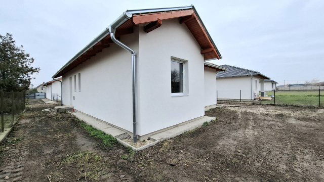 Eladó ikerház, Kiskunlacházán 72 M Ft, 4 szobás