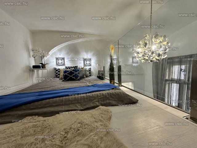 Eladó téglalakás, Budapesten, VI. kerületben 48.9 M Ft, 1 szobás