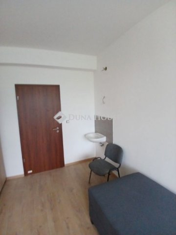 Eladó családi ház, Tatabányán 299 M Ft, 30 szobás
