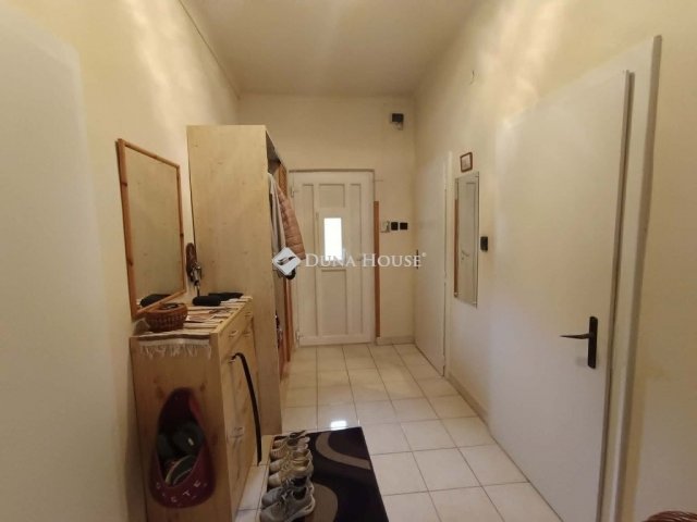 Eladó családi ház, Pécsett 139 M Ft, 6 szobás