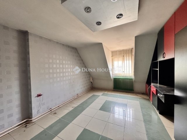 Eladó családi ház, Vácon 89.9 M Ft, 5 szobás