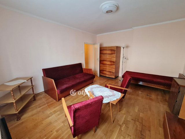 Kiadó téglalakás, albérlet, Pápán 100 E Ft / hó, 1+1 szobás