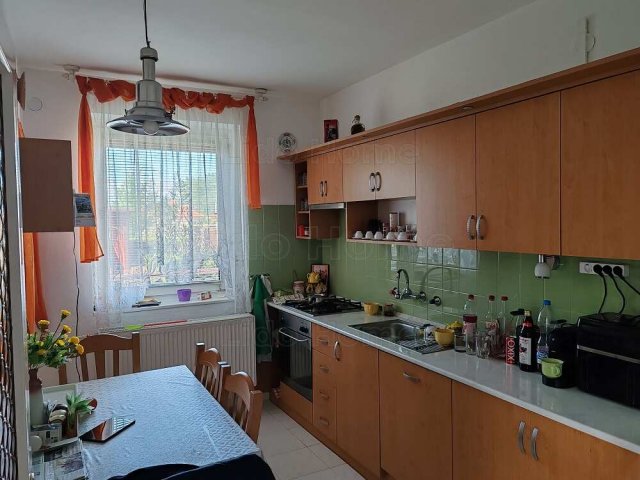 Eladó téglalakás, Győrött 109.99 M Ft, 4 szobás