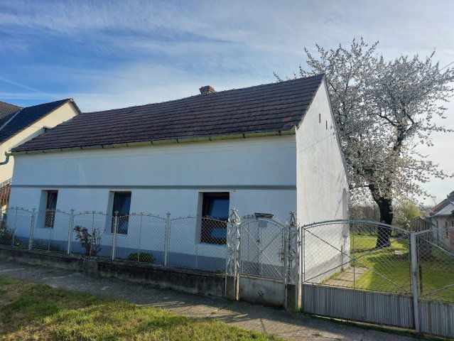Eladó családi ház, Göllén 16.9 M Ft, 2+1 szobás