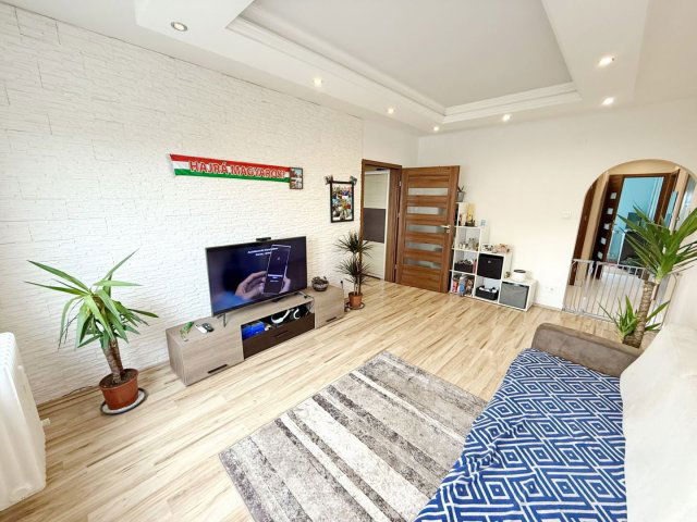 Eladó panellakás, Debrecenben 69.9 M Ft, 4 szobás