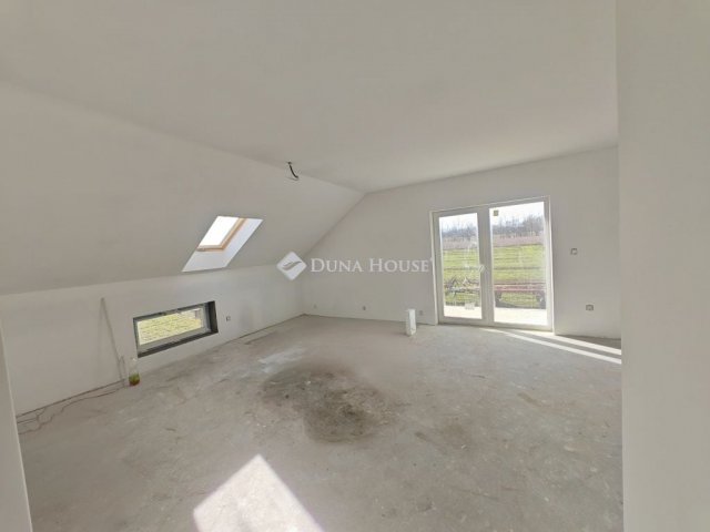 Eladó téglalakás, Baracskán 54.9 M Ft, 4 szobás