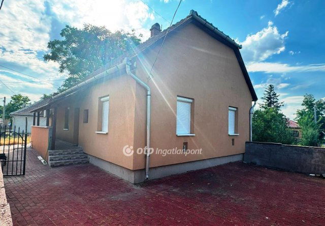Eladó családi ház, Poroszlón 35 M Ft, 3 szobás