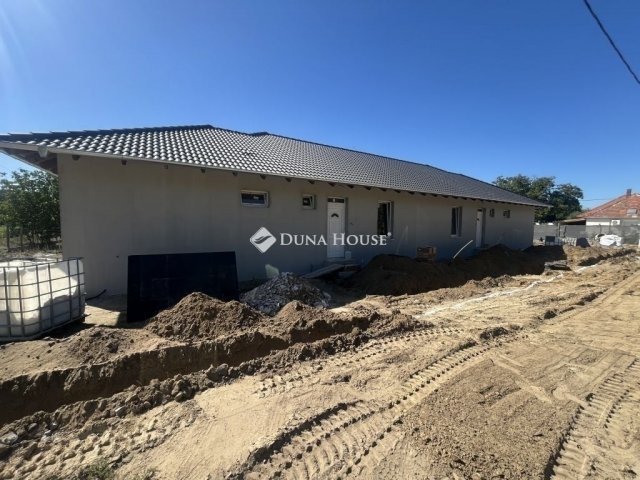 Eladó ikerház, Kakucson 85 M Ft, 4 szobás / költözzbe.hu