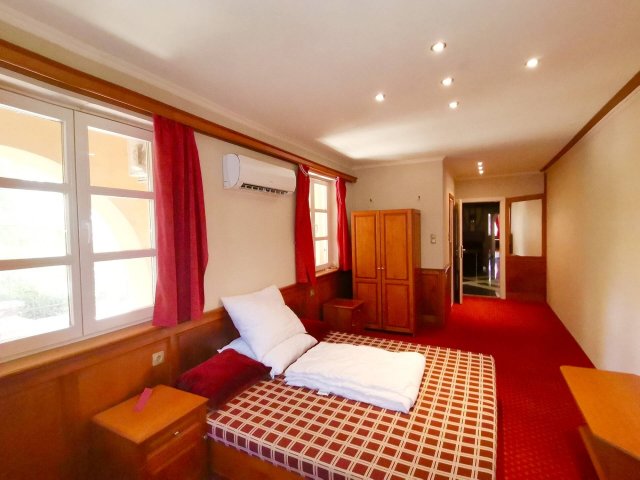 Eladó családi ház, Gyulán 260 M Ft, 9 szobás