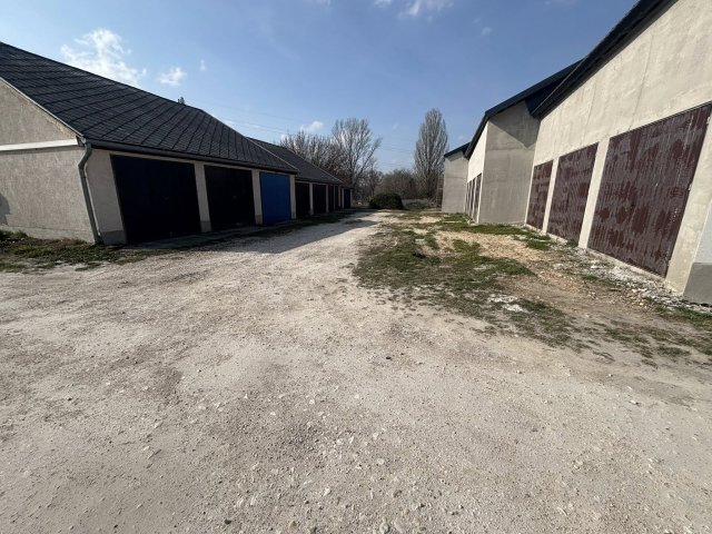 Eladó garázs, Tatabányán, Réti utcában 8.9 M Ft