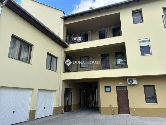 Eladó téglalakás, Nagykőrösön 64 M Ft, 3 szobás