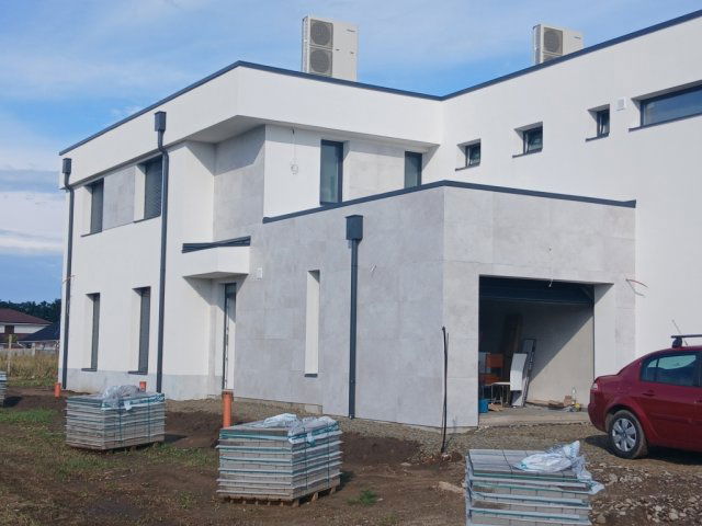 Eladó ikerház, Debrecenben 150 M Ft, 4 szobás