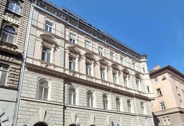 Eladó téglalakás, Budapesten, VI. kerületben, Jókai utcában