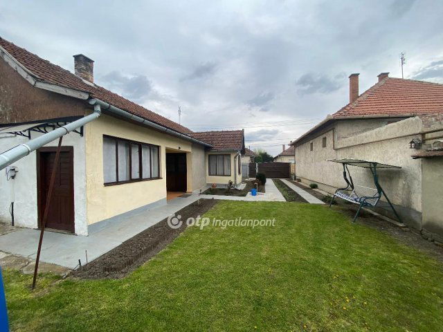 Eladó családi ház, Békésen 12 M Ft, 2 szobás