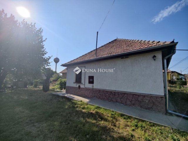Eladó családi ház, Úrin 45.9 M Ft, 3 szobás