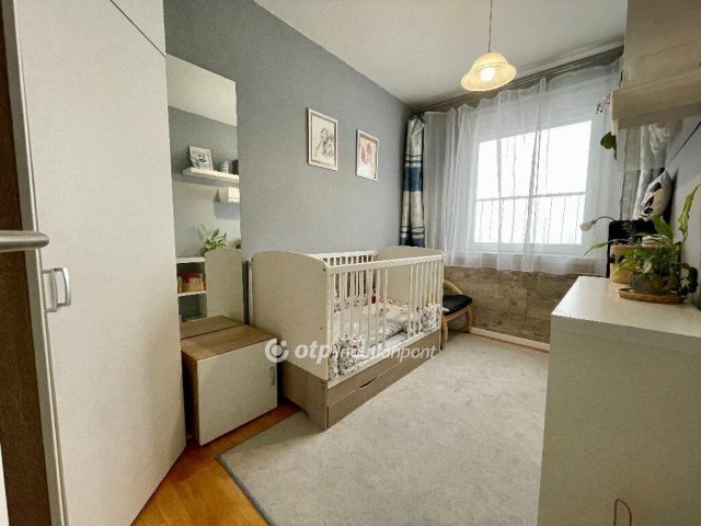 Eladó panellakás, Pécsett 97.5 M Ft, 3 szobás