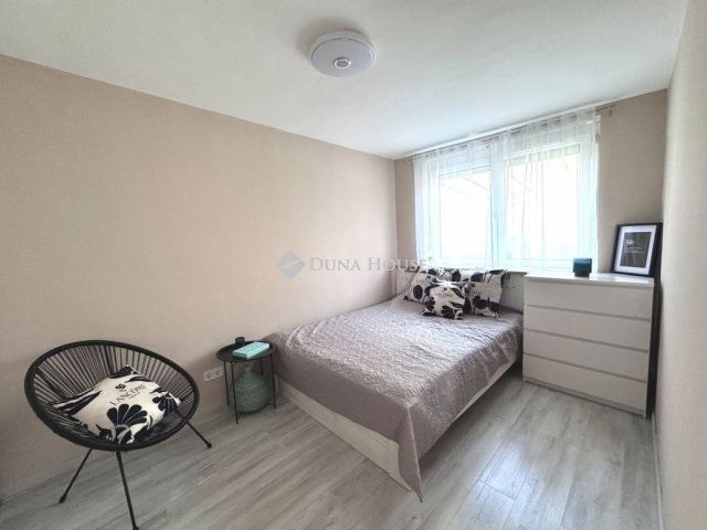 Eladó téglalakás, Pécsett 74.99 M Ft, 3 szobás