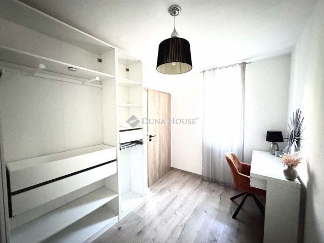 Eladó téglalakás, Pécsett 74.99 M Ft, 3 szobás