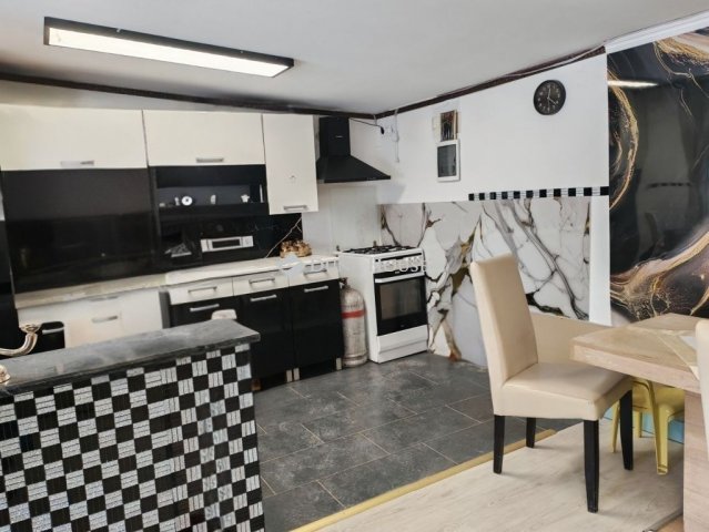 Eladó családi ház, Versegen 50 M Ft, 2 szobás