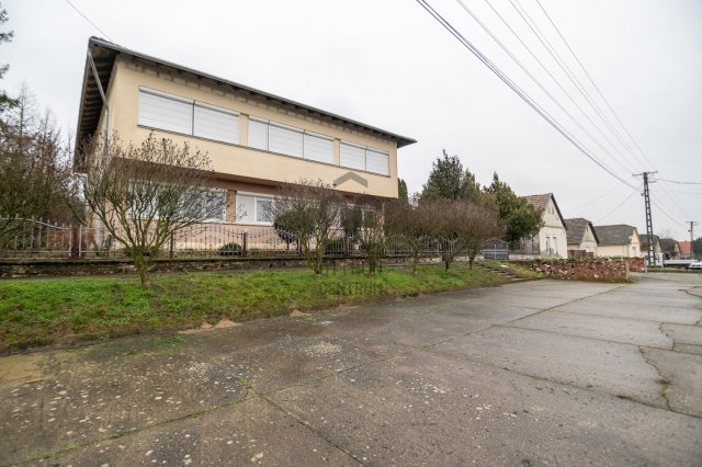 Eladó családi ház, Tolnanémedin 115 M Ft, 12 szobás