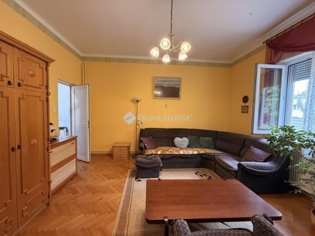 Eladó családi ház, Pécsett 87.9 M Ft, 4 szobás