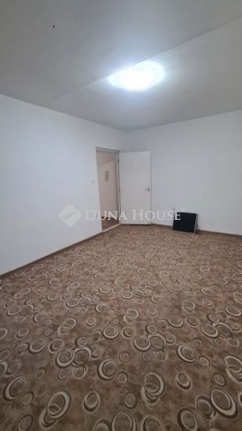 Kiadó panellakás, albérlet, Pécsett, Csikor Kálmán utcában