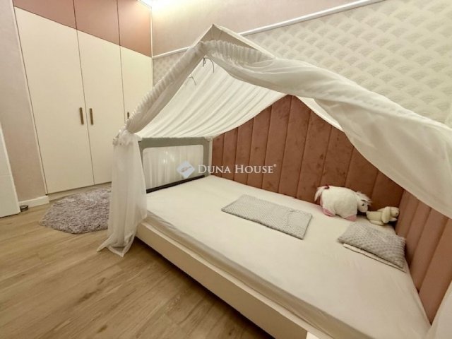 Eladó téglalakás, Pécsett 175 M Ft, 4 szobás