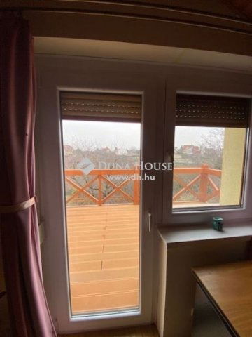 Eladó családi ház, Pécsett 250 M Ft, 9 szobás
