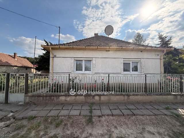 Eladó családi ház, Pázmándon 63 M Ft, 3 szobás