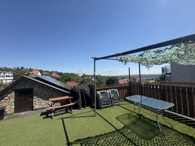 Eladó családi ház, Pécsett 65.9 M Ft, 3 szobás