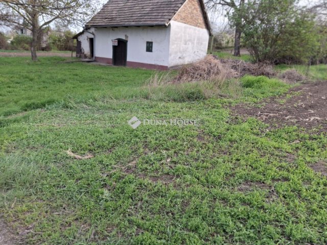 Eladó családi ház, Bicskén 24.5 M Ft, 1 szobás