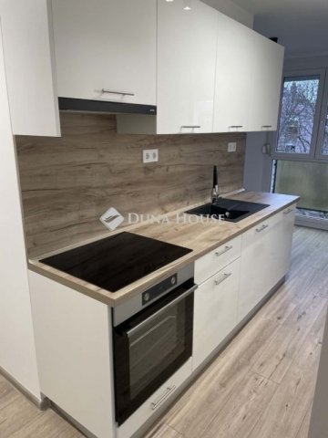 Eladó panellakás, Pécsett 53.9 M Ft, 3 szobás