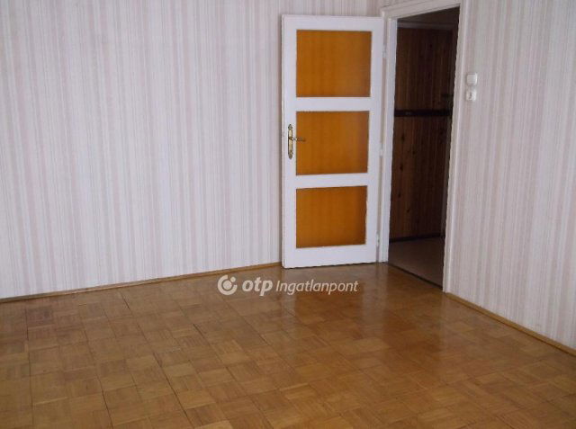 Eladó téglalakás, Gyöngyösön 32 M Ft, 3 szobás