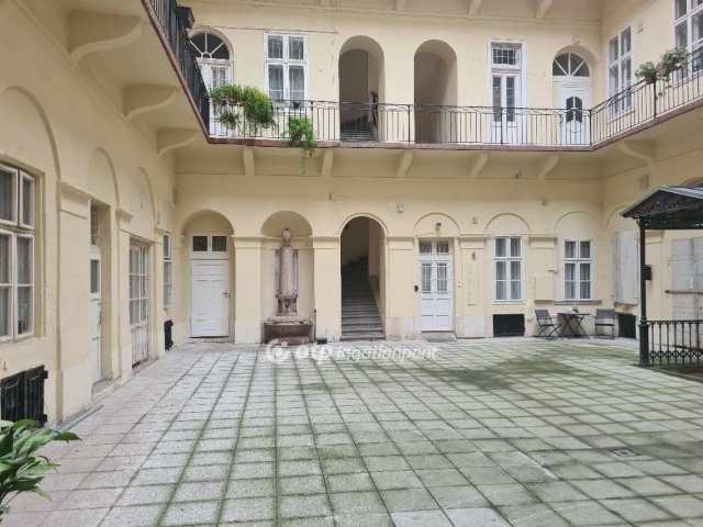 Eladó téglalakás, Budapesten, V. kerületben 109 M Ft, 2 szobás