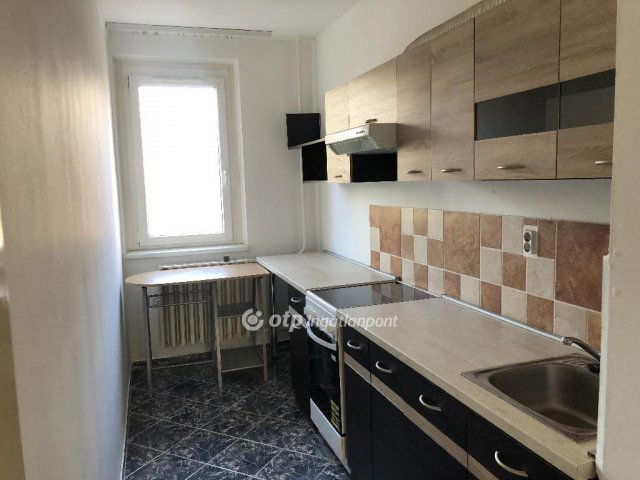 Eladó panellakás, Ajkán 40.55 M Ft, 2 szobás