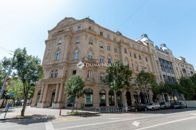 Eladó téglalakás, Budapesten, V. kerületben, Alkotmány utcában